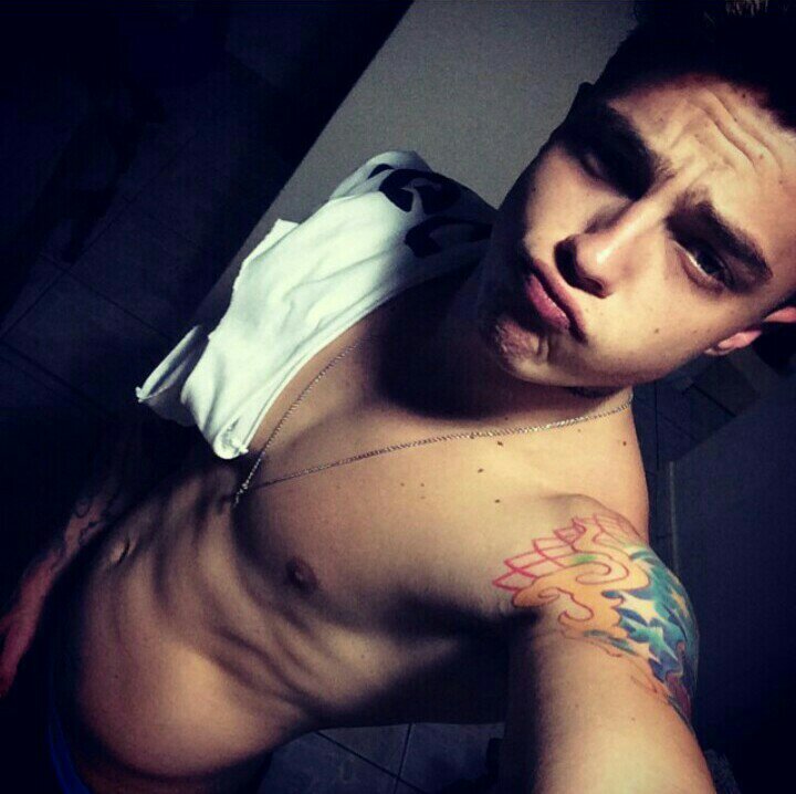 Desculpa mãe,por pedir pra ir no show do meu ídolo,invés de pedir para ir em um baile funk.Desculpa por ser fã,mas sabe?Eu tenho orgulho.