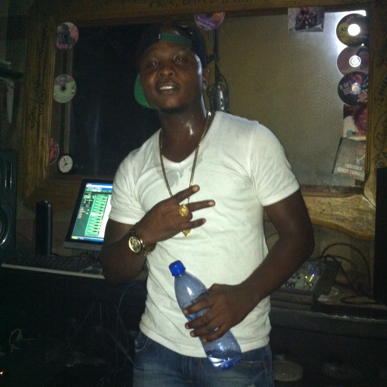 Am just my self. muzik is my life.holla 2 YOUTHAGE RECORD