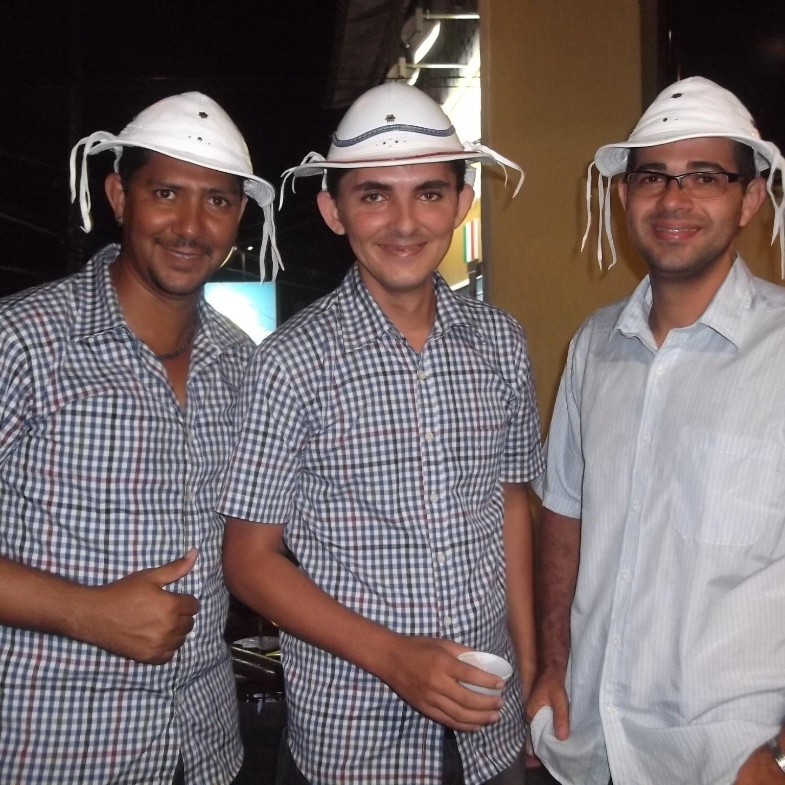Trio pé de serra potiguar. Tocamos por amor ao forró.
Integrantes: Decinho Oliveira (Sanfona), Damião (Vocal e triângulo) e George (Zabumba).