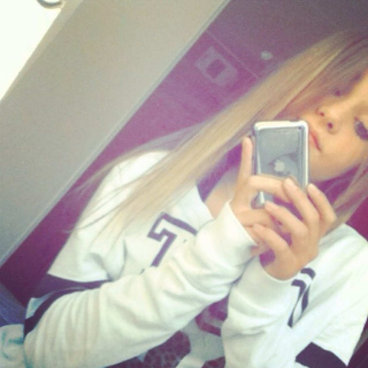 babee, ken je nu bijna een jaartje en je bent al super belangrijk voor me. Nog nooit ruzies gehad en ik kan alles tegen je vertellen ! iloveeyouuu xx Valérieeee