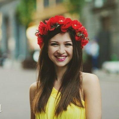 Вот такая. Родилась в замечательном городе. Стараюсь жить шутя. Просто люблю обсуждать интересные новости. Я довольно интересная по жизни.