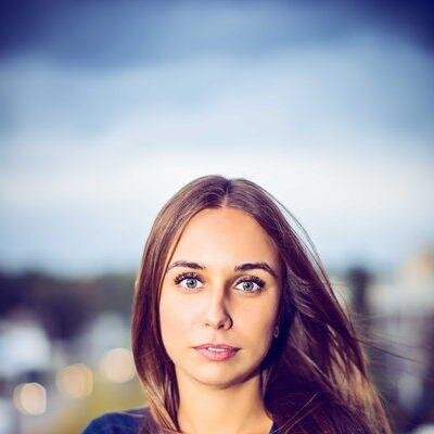 Родилась в замечательном городе. Стараюсь жить шутя. Я довольно интересная по жизни. Просто люблю обсуждать интересные новости.