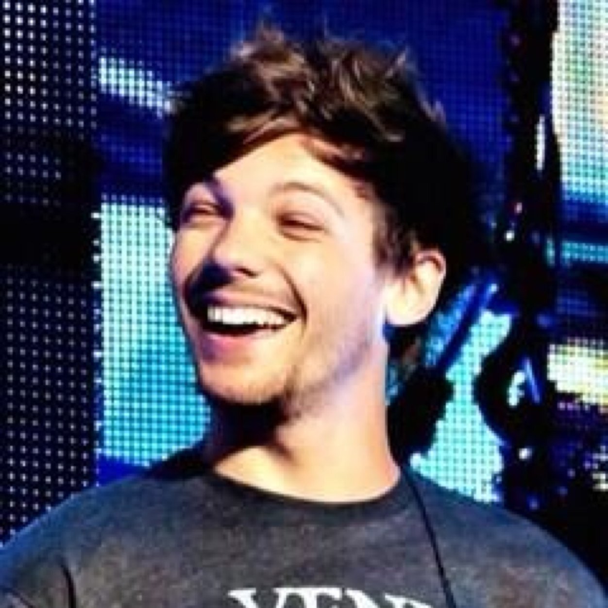 Please follow @_Larryshipxx
She follow back :)