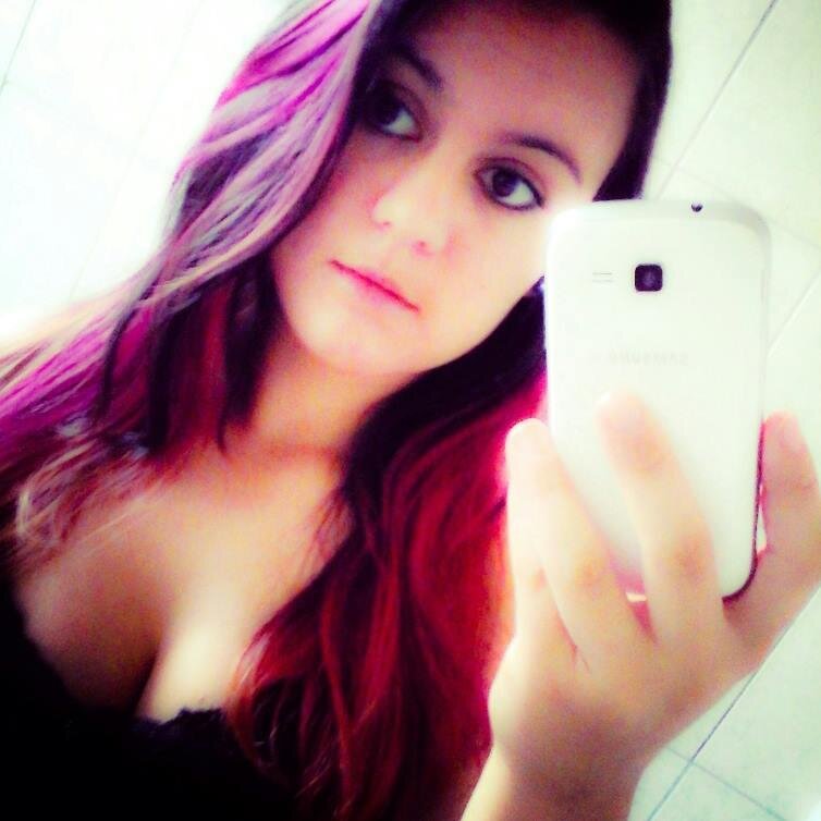 Pra que ler issuh?
Não é mais fácil me
seguir logoh?
Dai vuxê me conhece
pelos meus posts! segue vai
*-*