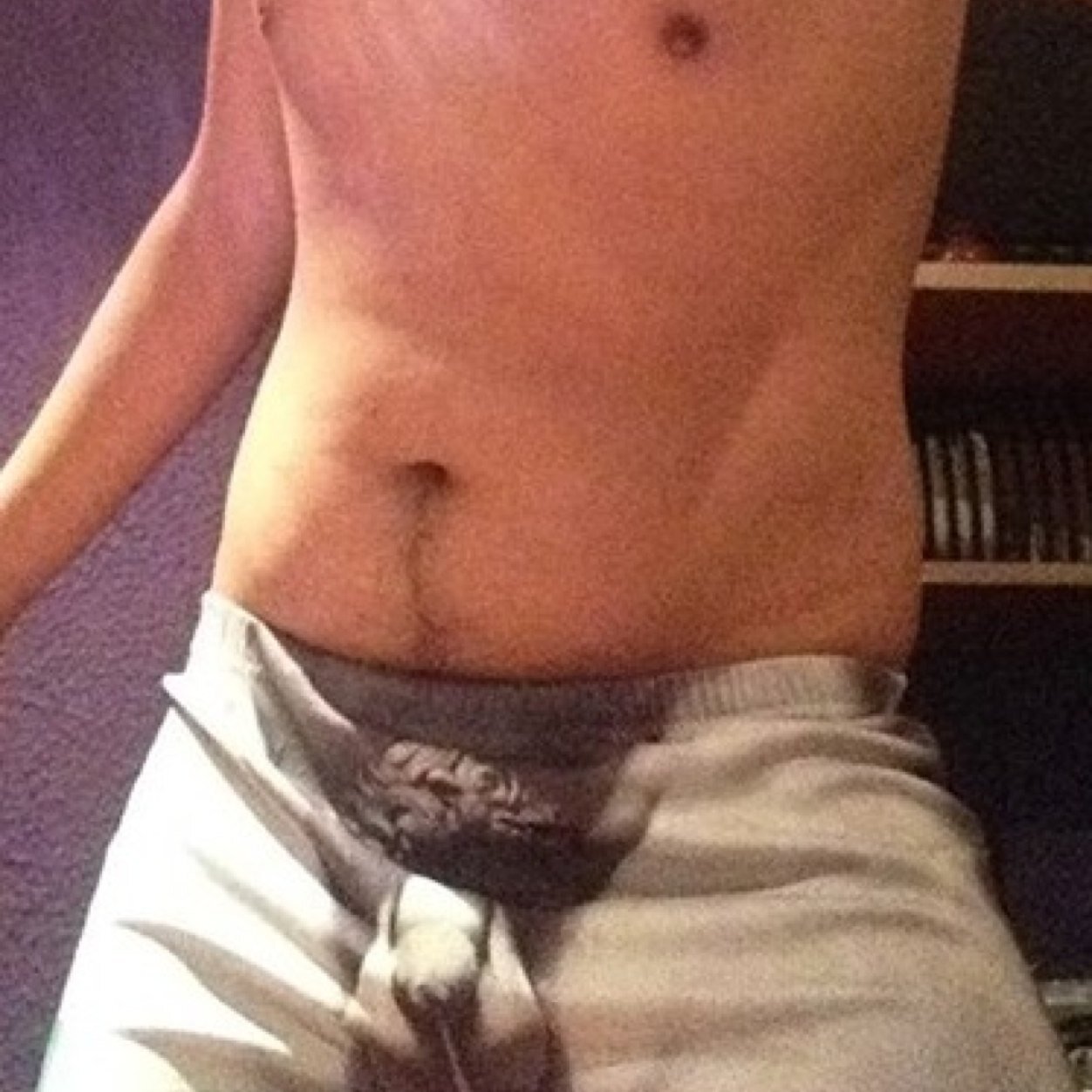 **Pero dicen que en el sexo tambien se conoce gente**_Joven, me gusta el sexo casual y me gustan maduros +30. follow me. ~Bogota~
