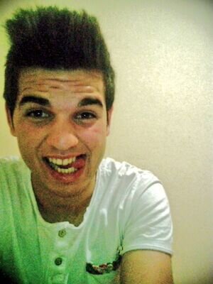 « Si sonrio es porque se que hay que seguir cueste o no ,Sonreir es de fuertes.♣CAÑAMERO♣