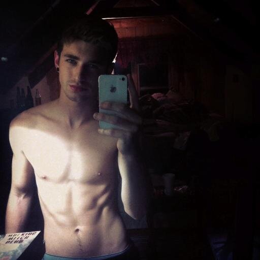Single - No Insta or Facebook.
Arab/White