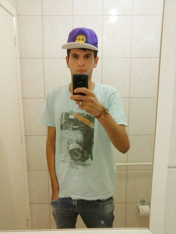 alexopensador1's profile picture. feliz era peter pan , que sabia como era inutil crescer....