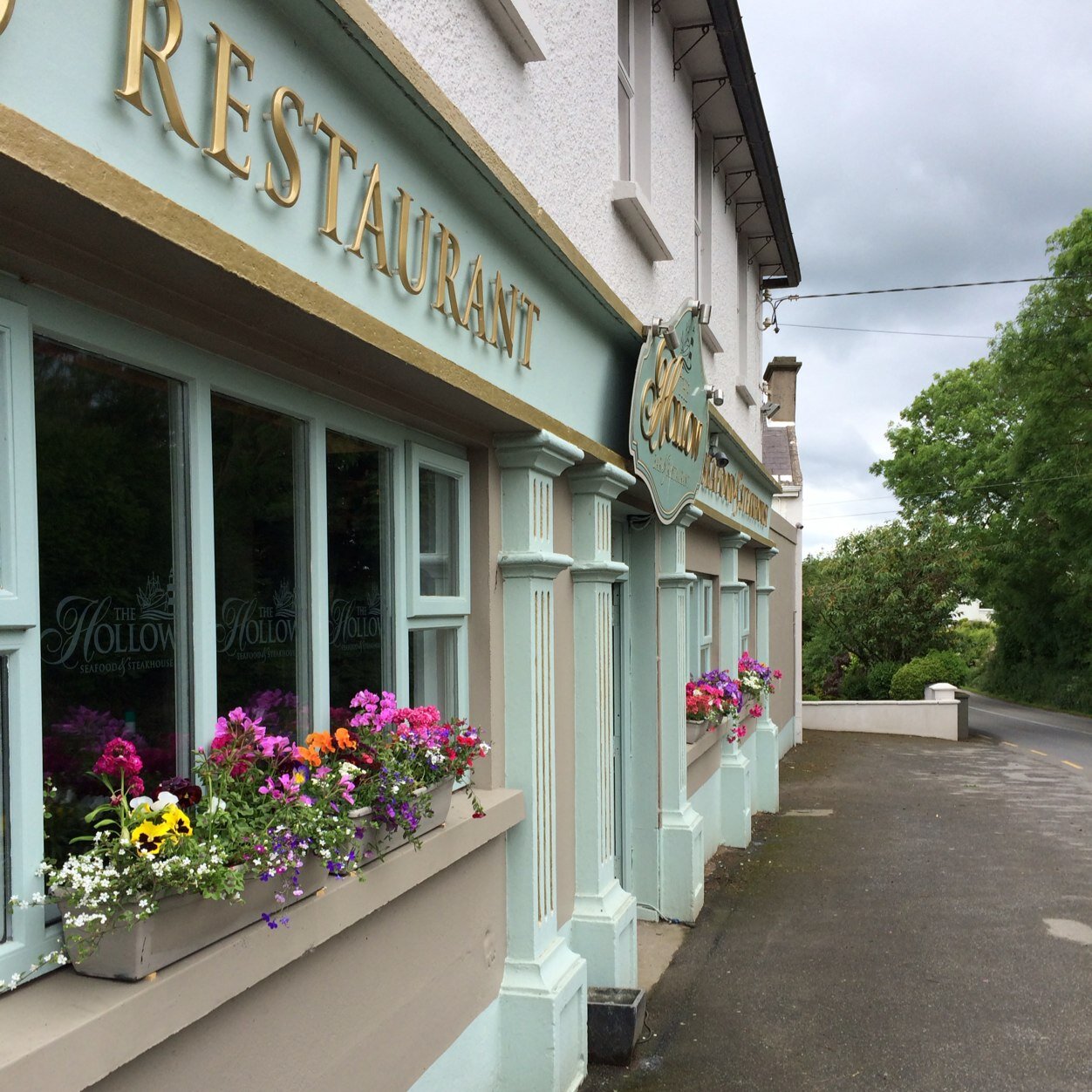 hollowbarwex's profile picture. Awarded one of the best restaurants in the country by the food and wine magazine. Famous for its fresh fish caught locally everyday and its substantial steaks.