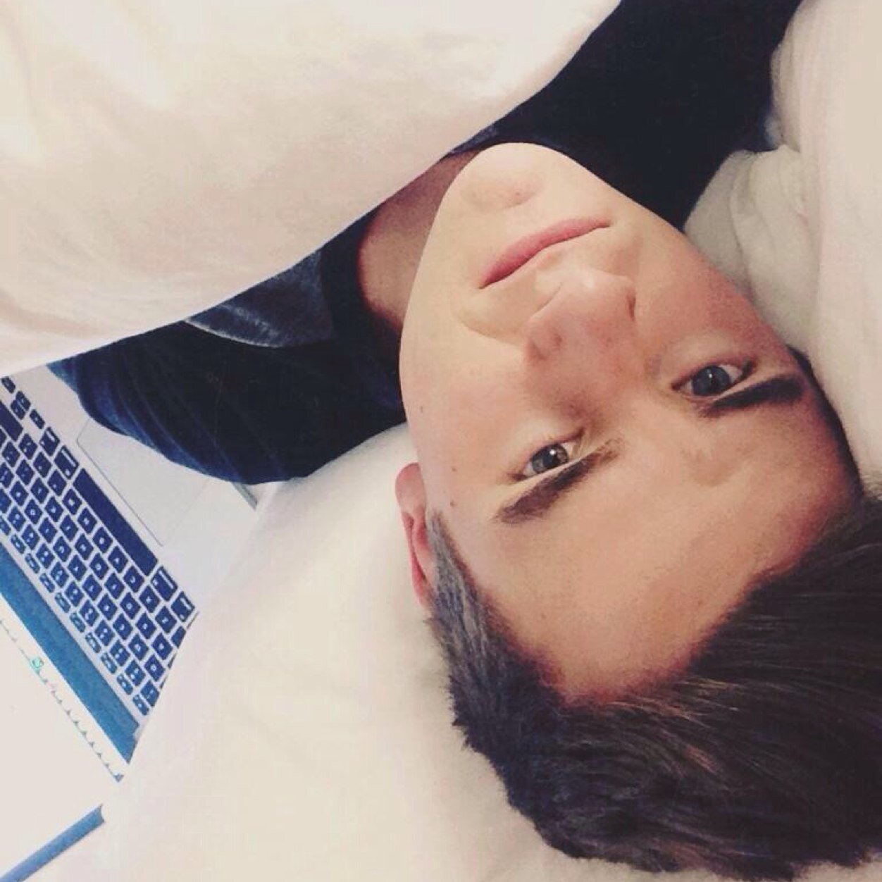 if you're reading this, tweet me and say 'ConDaBonBabe' .,,,,& i love O2L.. that is all. ✌ 0/6