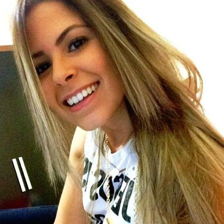 “Você acha mesmo que eu escolhi ser fã dessa magrela sorridente? Olha bem pra minha cara!” @ammmesquita
