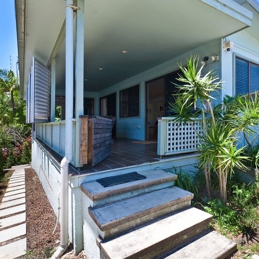 AYINDI is a renovated relaxed 3 bedroom Beach House  right opposite Clarkes Beach and The Pass, Byron’s world renowned surfing and swimming beach.