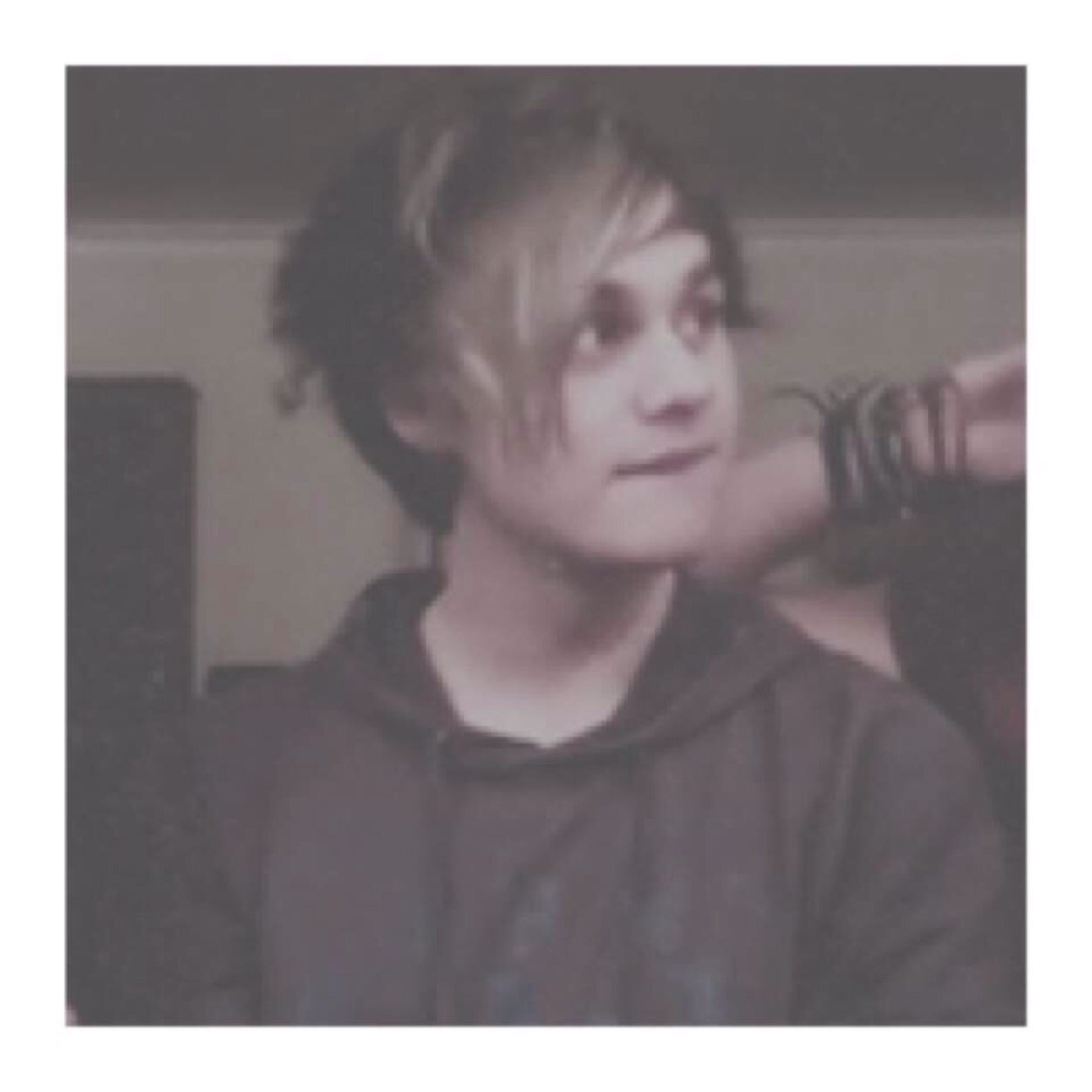Follow @hazzyharrry and rt the link below!