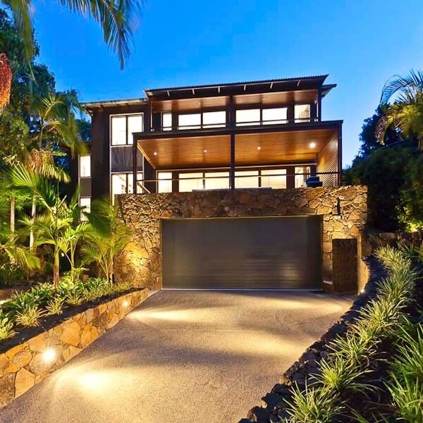AYANA is a recently built, architect designed, 4 bedroom, luxury beach house right across the road from Byron Bay’s world-renowned The Pass and Clarkes Beach.