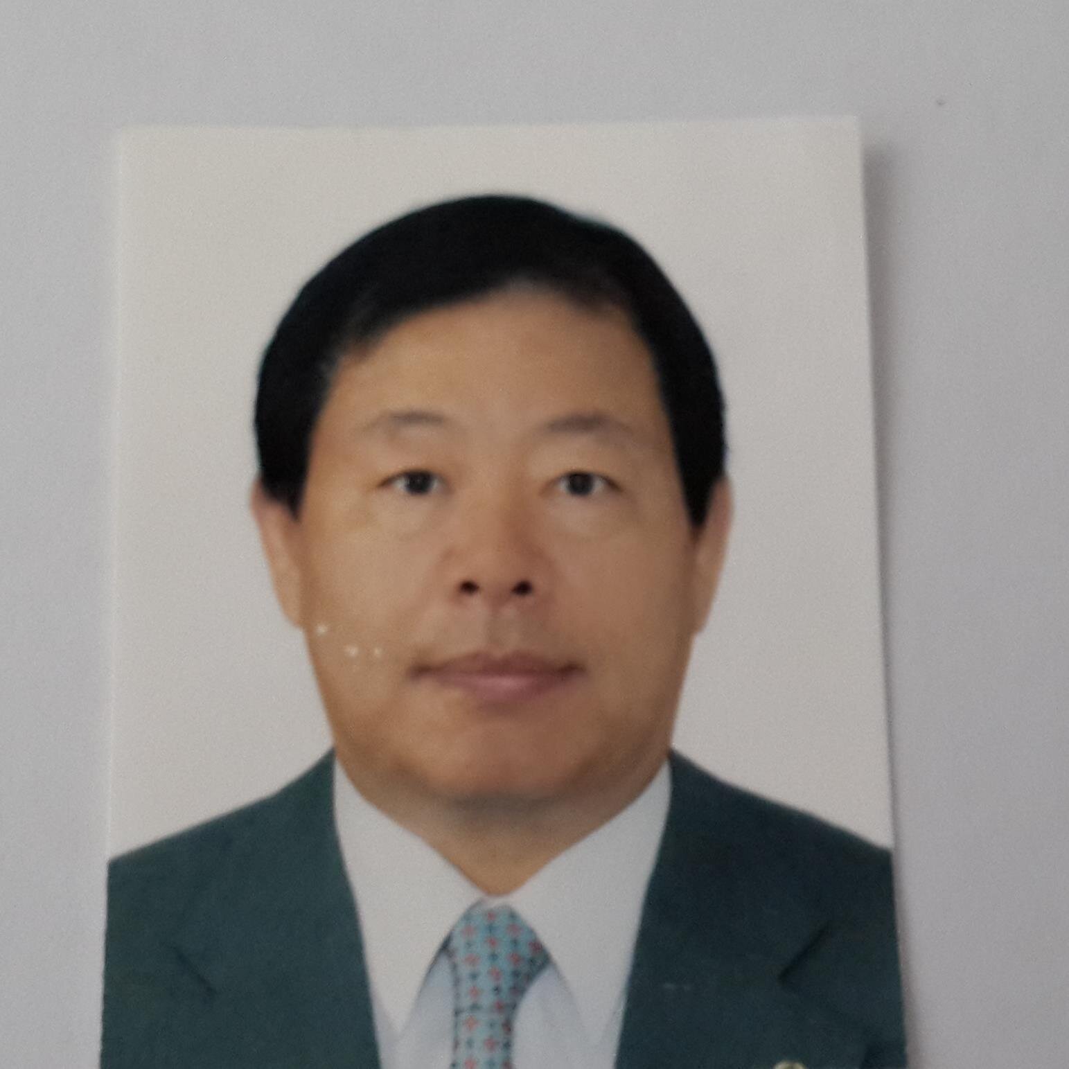 43년생.용인대학졸업 30여년간 무역업에 종사