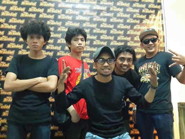Etuz(vocal)•Anto(bass)•Hendrik(Lead Guitar)•Leiman(Guitar)•Rifqi(drum)• \m/ Rock n' 99% \m/  •CP:081384999953/2A8DB9A5