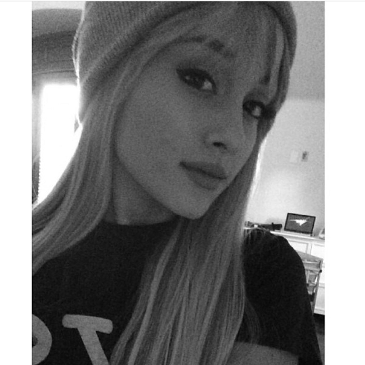 Follow @badarianagrande because i gave you a free follow / bueno mrk seguime, pero no aqui,  si no aqui  @badarianagrande