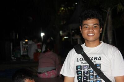 THE SMILLING !!! seorang pemuda yg hidupnya penuh harapan yang tak pernah tercapai yang penting NO WOMAN NO CRY