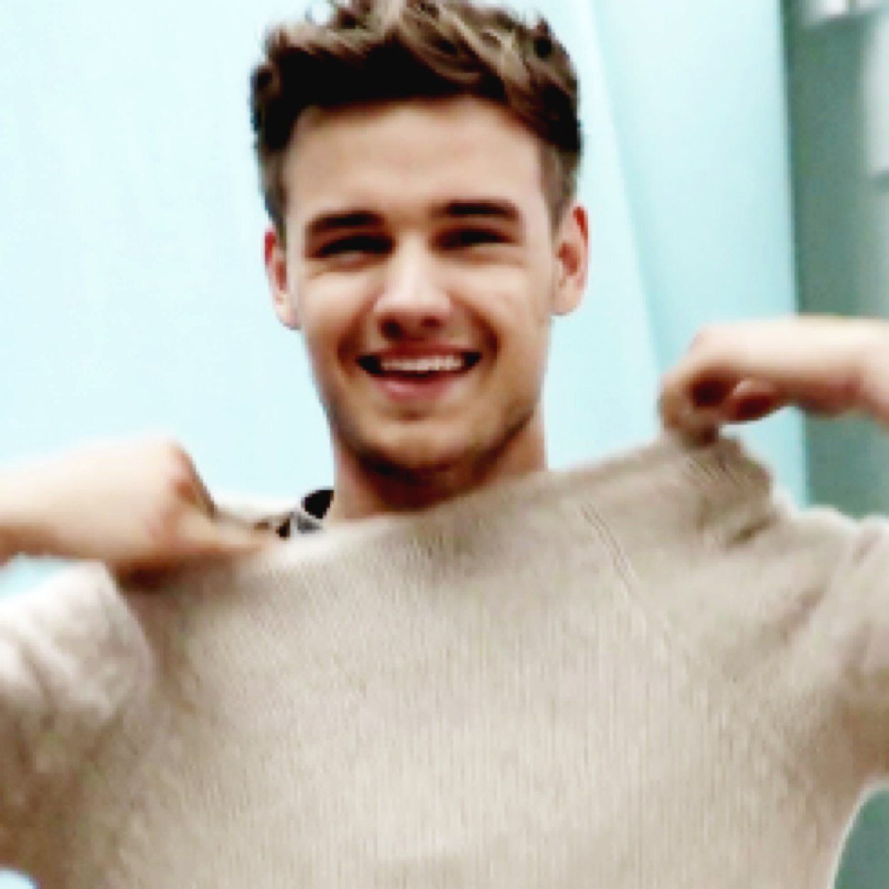 hey can you please follow @ziamchampayne please? Cmon im trying to do something nice..it'd mean a lot :)