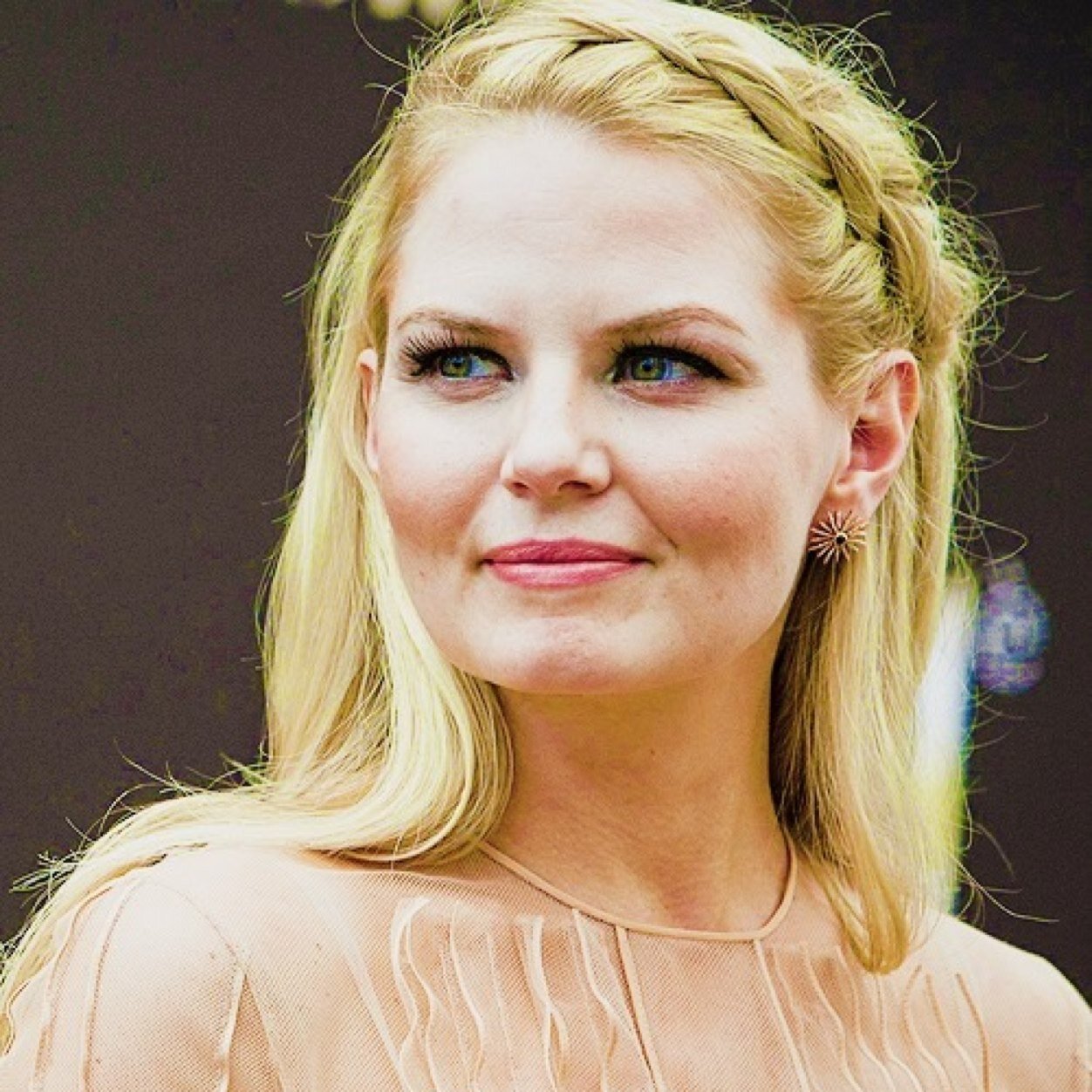 Once upon a sheriff, who loves her family @Darkened_Queen and @LilBabyLeona •I know how to recognise a desperate soul• #LiterateRP #SwanQueen [20+]
