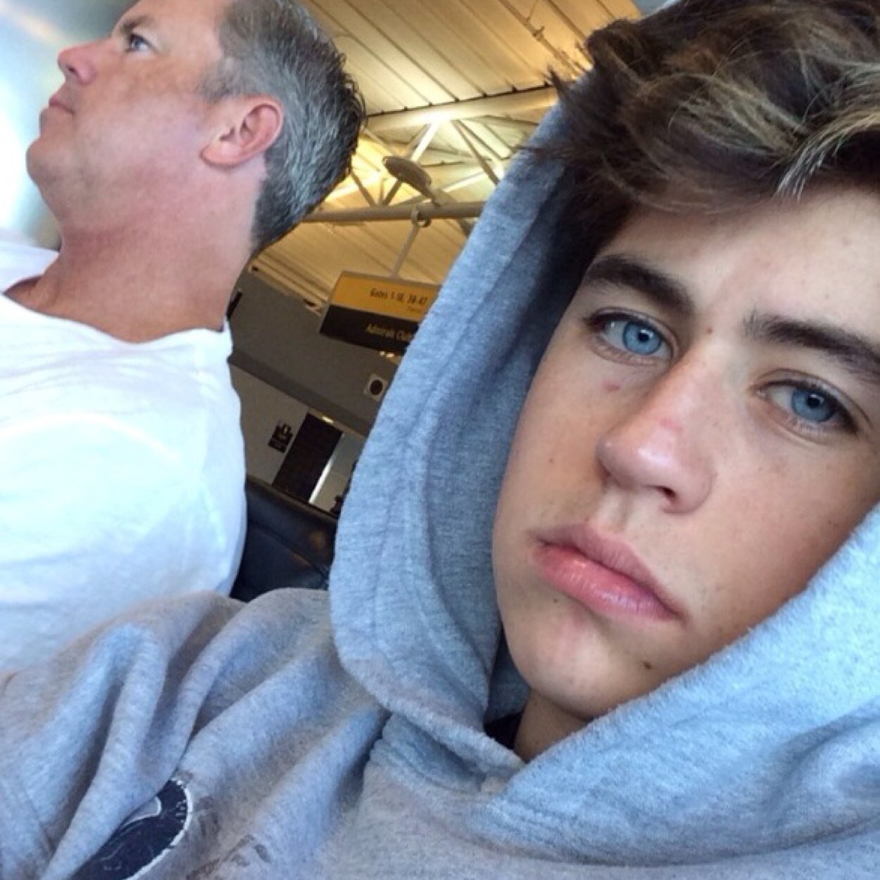 FOLLOW @princecaniff AND @uniquegrier BECAUSE SHE GAVE YOU THIS FREE FOLLOW.