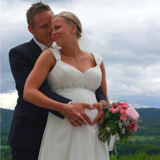 Jobber i storby'n, svinger litt golfkølle og fiskestang. Gift med verdens herligste Cathrine og pappa til et par hjerteknusere.
