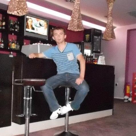 Kafana gore don dunya..
Ne sen umrumdasin nede senin gibi
donenler..;    ..İnsanlar, bir gülün peşinde koşarken,
ezdikleri kır çiçeklerini fark etmezler...