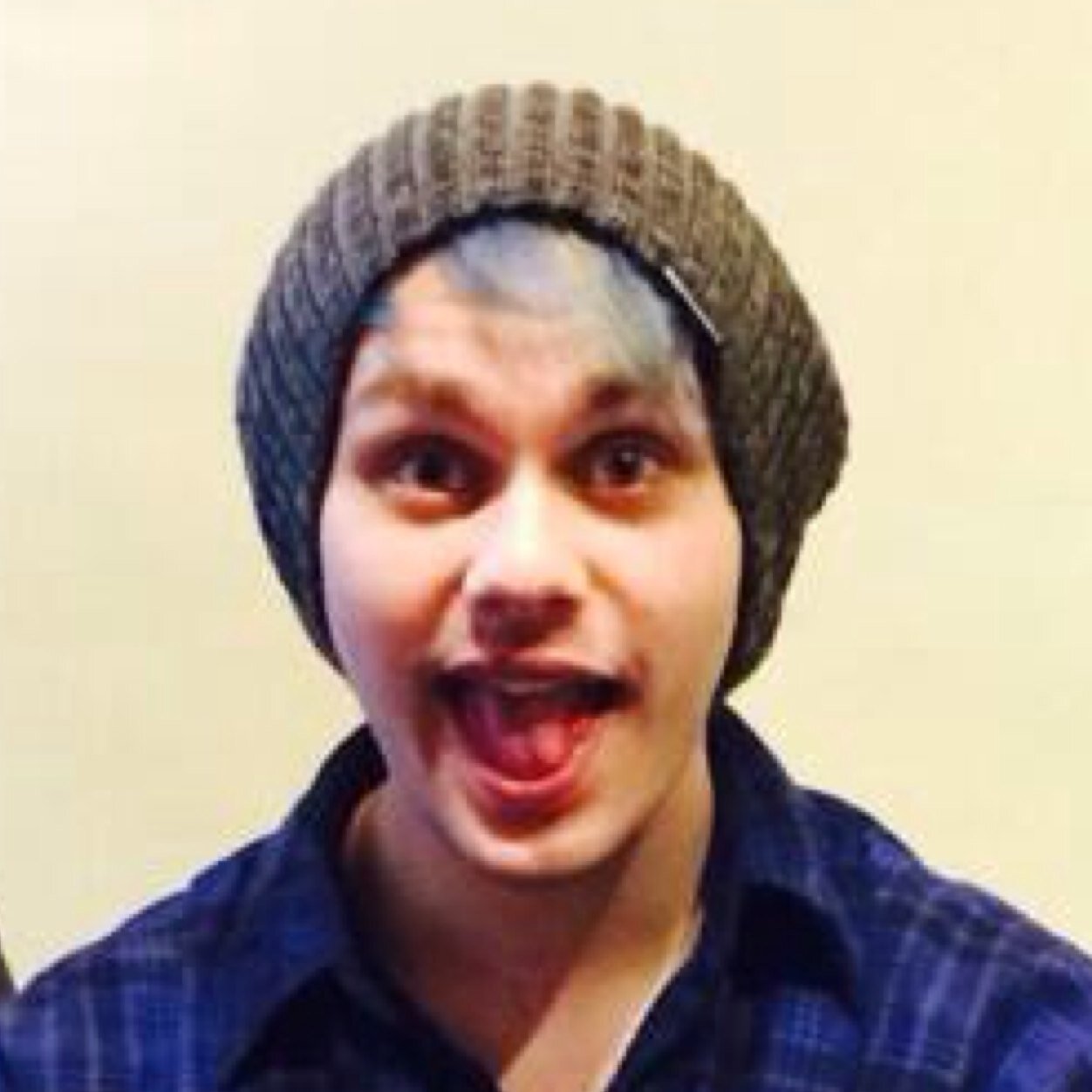 rhis is a free follow but itd be great if you followed @ashtunofficial