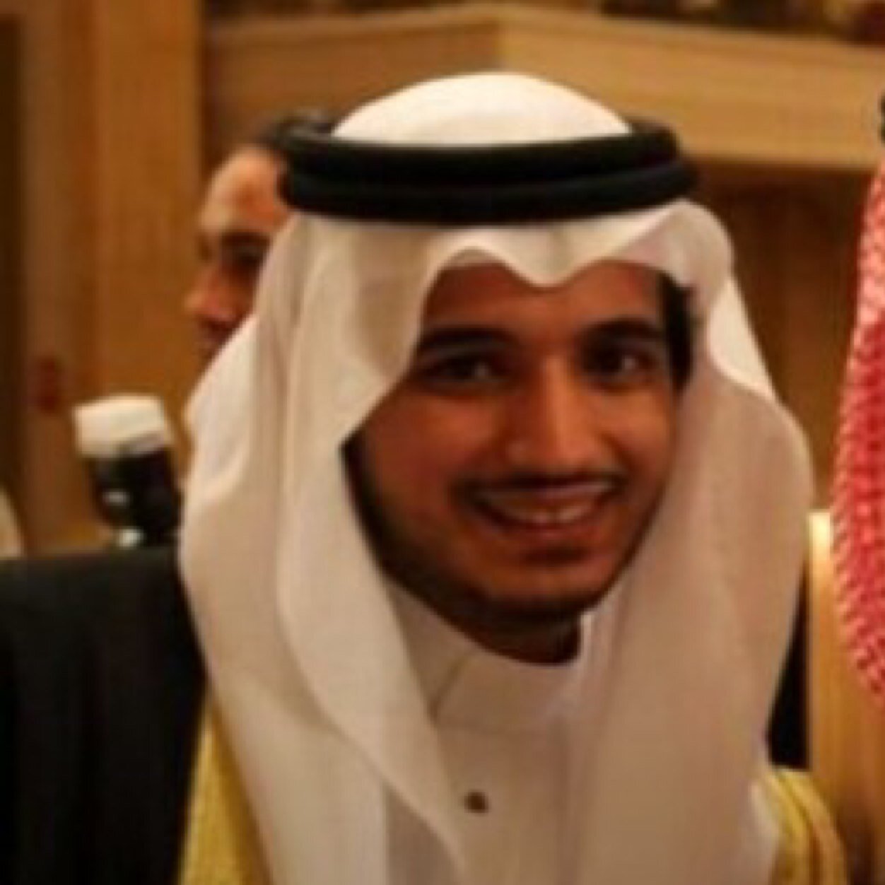 بكل بساطة أنا إنسانه جداً معجبه بـِ مؤيد @mht وإنجازاته الجميلة و اعتبره إنسان مميز بإخلاقه وتعامله وضحكته و وسامته واتمنى من كل قلبي اشوفه أسعد الناس  وأحسنهم