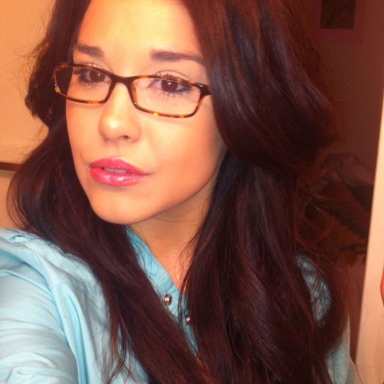 i study public relations, psychology&spanish
 i dabble in painting&duct tape art
 Brains, Fashion, Music&Bright colors inspire me:)