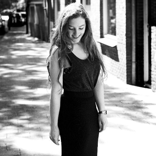 Dochter, tweelingzusje en violiste. Ook ben ik studente communicatie-iemes. Vormgeefster voor Scratch Magazine en blogger/owner bij Fluent In Style.