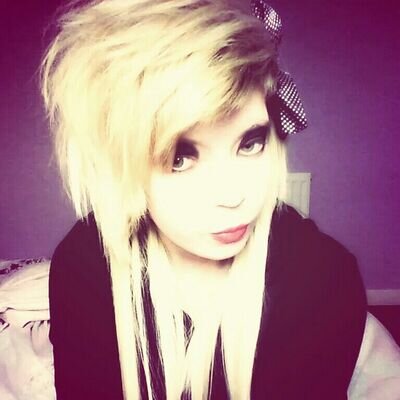hi, my name is beth + i like warm hugs. c: snapchat - xxfallentearsxx