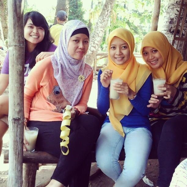 ||suka hujan||doyan bakso||seneng jalan-jalan||love cooking||