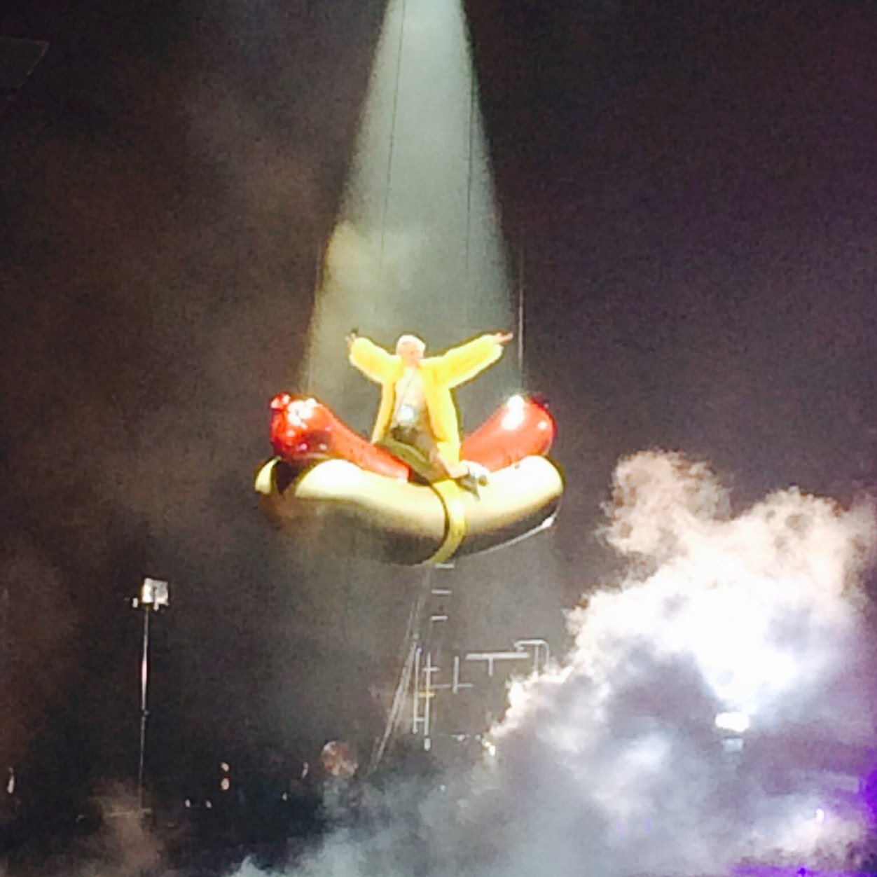 8-6-2014, mediolanum forum assago (@mileycyrus) ; 13-3-2012, feltrinelli express (@guglielmoscilla)