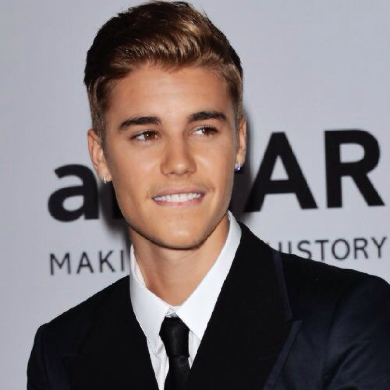 Ele me disse que amar era sofrer, eu olhei pra ele e disse que sofreria por ele! JUSTIN EU TE AMO ❤️