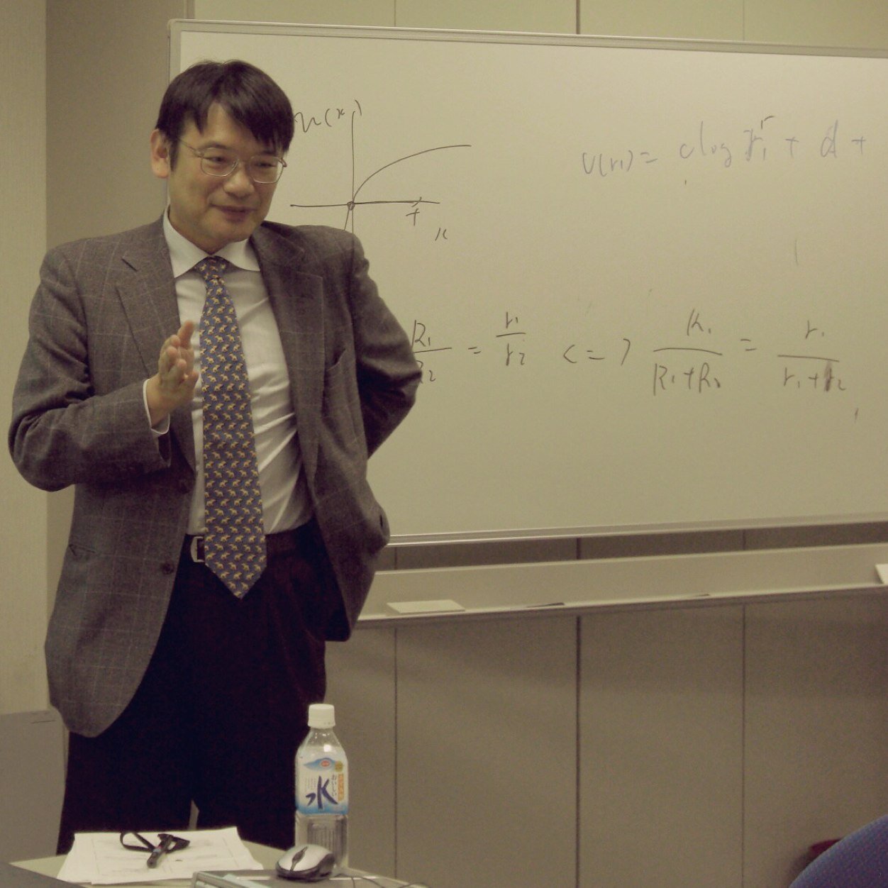 funaki_semi2014's profile picture. 船木ゼミ（早稲田大学政治経済学部）のアカウントです。主にゲーム理論を学ぶゼミです。2014年度のゼミ志望者の方々向けに、当ゼミに関する様々な情報をお知らせしてきました。2018年度の新アカウント（＠funakisemi_2016）をよろしくお願いします。今年もたま～に情報をお届けします。