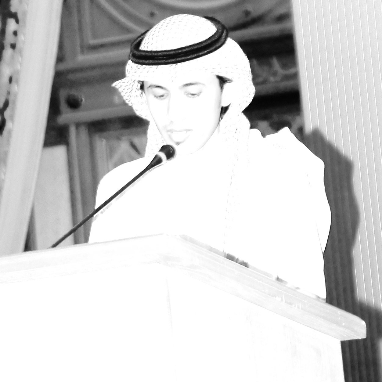 أكتب الوجد وأتغنى بالحنين، ولي مع الليل والشعر قصة أخرى..