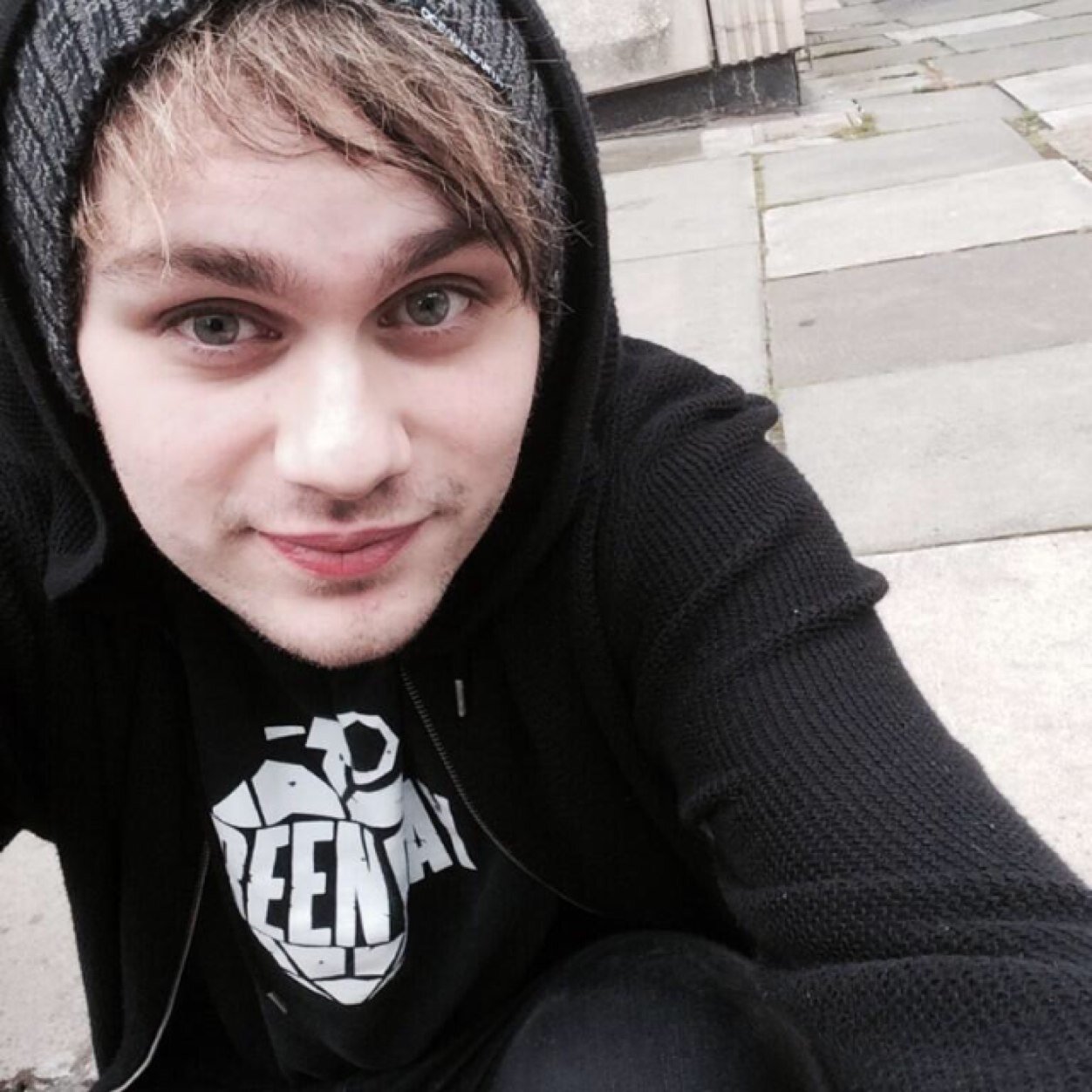 Aquaxirwin's profile picture. Hey babe this is a free follow from @scribbleirwin it would mean a lot if you followed me on there, i will follow you back