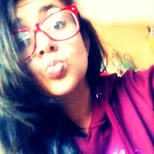 Feliiz ou não a regra da vida éh seguir  em frente  sempre sorrindo Qw (: