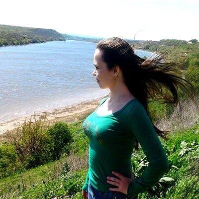 Люблю обговаривать разные события. Стараюсь общаться радостно. Я достаточно интересная по жизни.