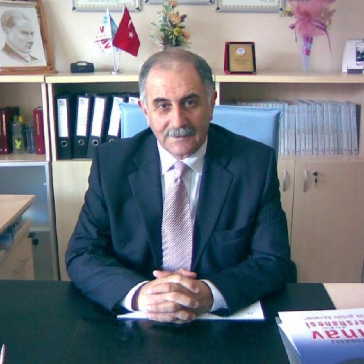 Emekli Eğitim Yöneticisi-Yerel Gazete köşe yazarı-