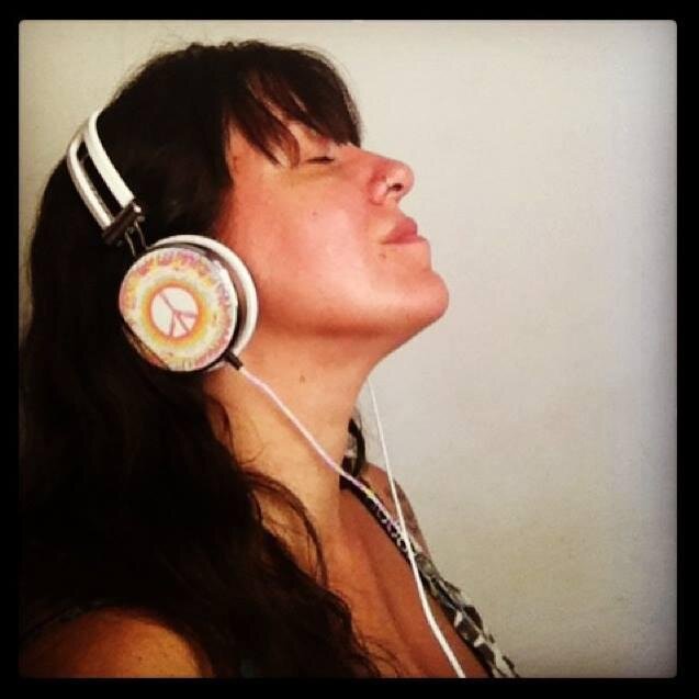 Dancer and musician. Vegan Activist. Librarian. Wonderwoman. I♥dancing, yoga, travelling, dogs,cats, photography, music & reading. And reading. And more reading