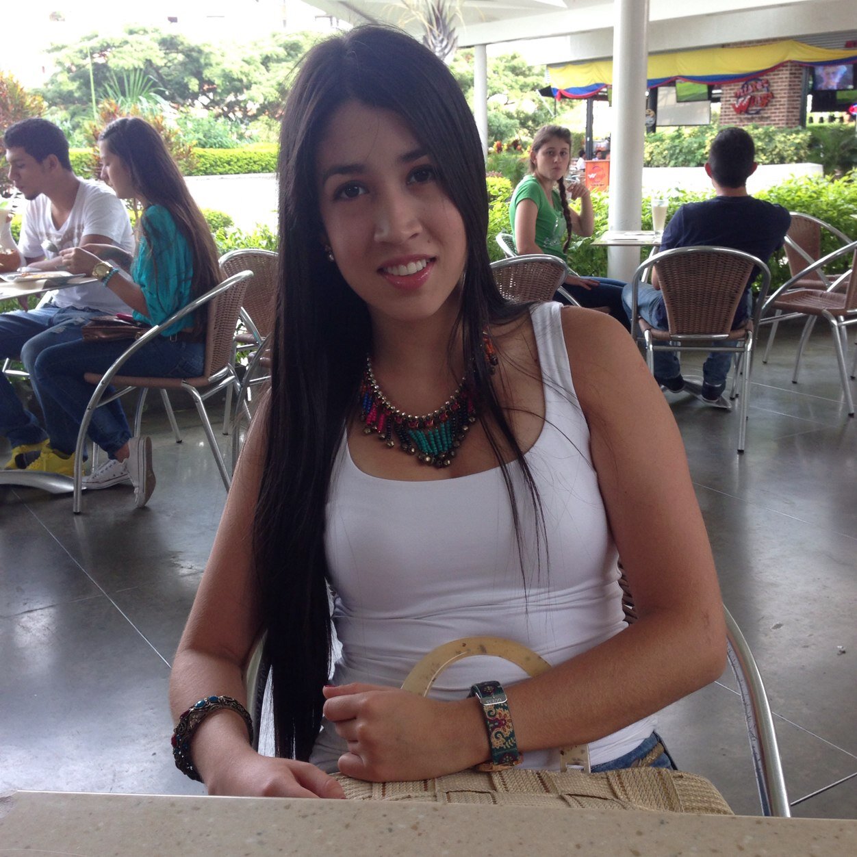 CamilaTabares's profile picture. Naci donde decis MIRA VE!! Donde comes CHONTADURO CON MIEL Y SAL, Donde comes PANDEBONO con PONYMALTA en la tienda de la esquina SOY ORGULLOSAMENTE CALEÑA!!