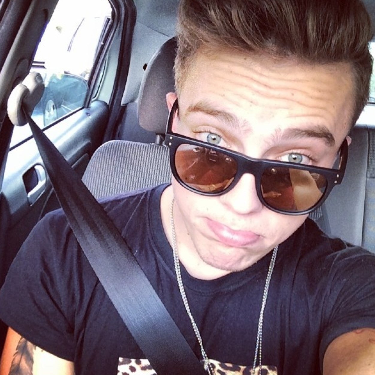 Namorada do Nathan, mulher do Caique e amante do Paulinho! ❤ Mlks que voa Flyer,Directioner,Belieber