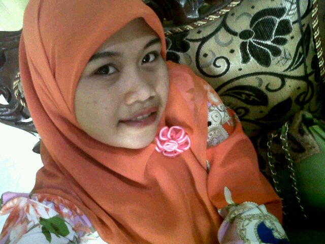 06.Oktober.1990, pendiam,jujur,sabar,patuh terhadap perintah allah, dan menjauhi sgalah laranganx.......