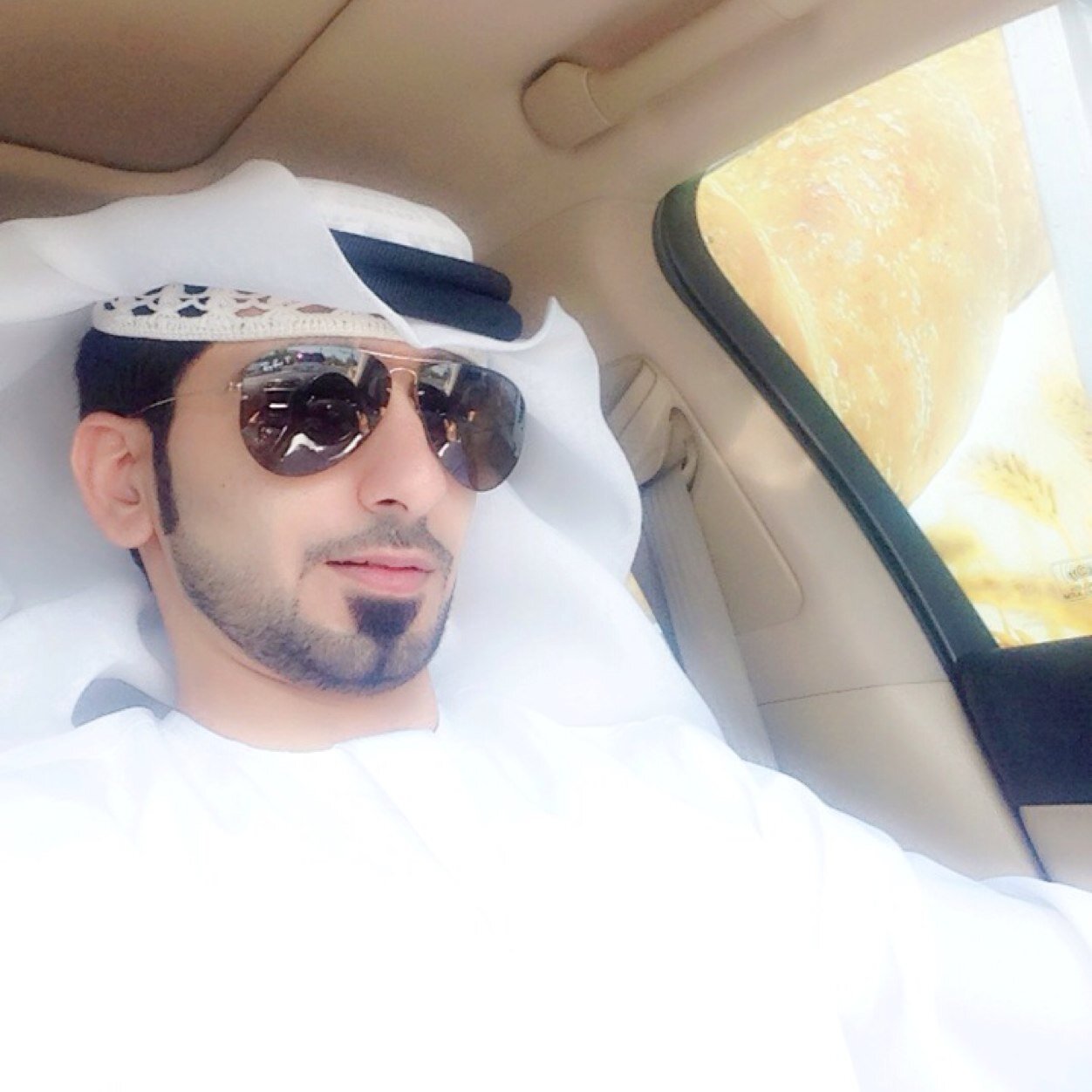 الولاء وحب الوطن تربينا عليه وغُرس في نفوسنا منذ الصغر ومن يعتقد أن الولاء يمكن شراؤه بالمال فهو مخطئ اللهم احفظ الإمارات وقيادتها