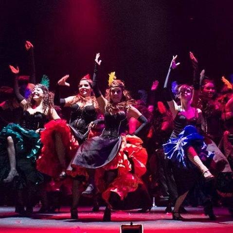 Cabaretana… encuentro de dos mundos, donde el Cabaret se encontrará con los gitanos para desarrollar una dramática historia de amor que los enfrentará.