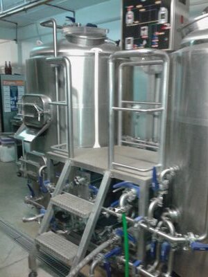 Somos una fabrica de cerveza artesanal con un resto-pub.  Le ofrecemos la cerveza mas fresca de la ciudad, y una carta dedicada a acompanar nuestras cervezas.