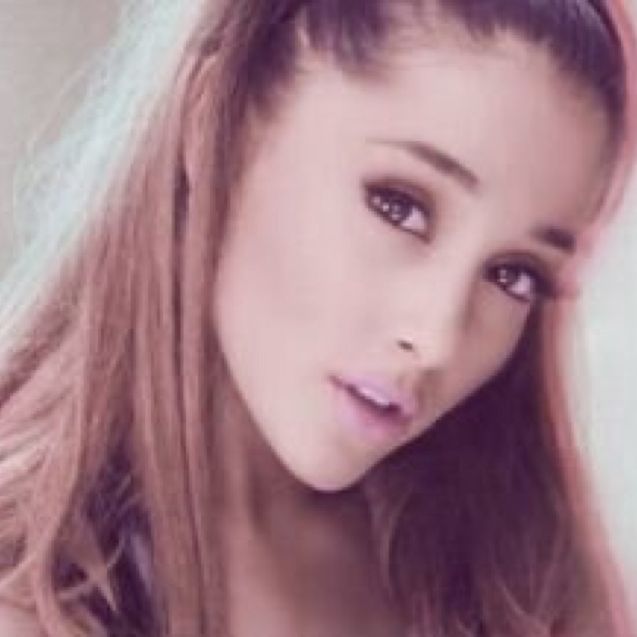 Follow @ArianaNoodlez