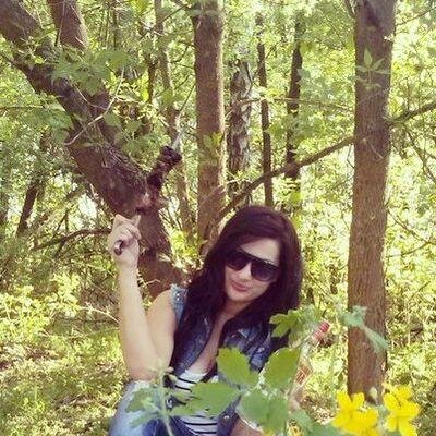 Здрасти. Нравится разговаривать с людьми. Пытаюсь думать не как все. Очень раскрепощенная как человек.
